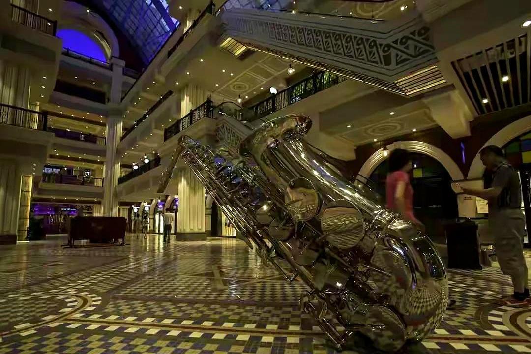 无锡又添新商场，号称“吊打八佰伴”。古驰、普拉达一股脑全来了，室内花园、遛娃区、