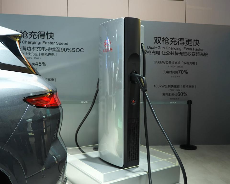 比亚迪在高速出口建兆瓦闪充站，这步棋走得太聪明了，直接戳中了电动车跑长途的最大痛