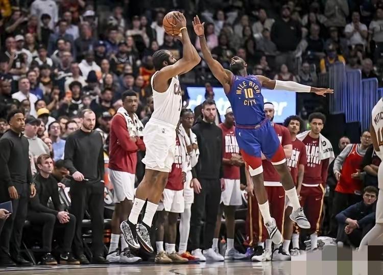 现在全网最烦恼的人就是哈登了吧！不是因为没有候补进全明星，也不是因为和快船分道