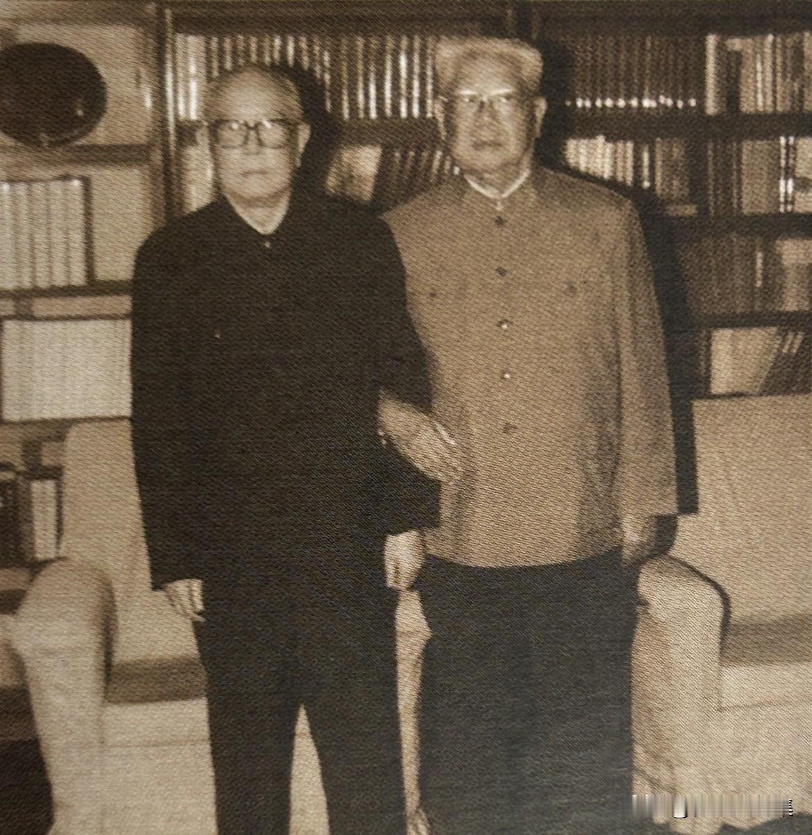 1990年9月27日，在李先念家中，陈锡联（右）与李先念合影。两位都是湖北红安籍