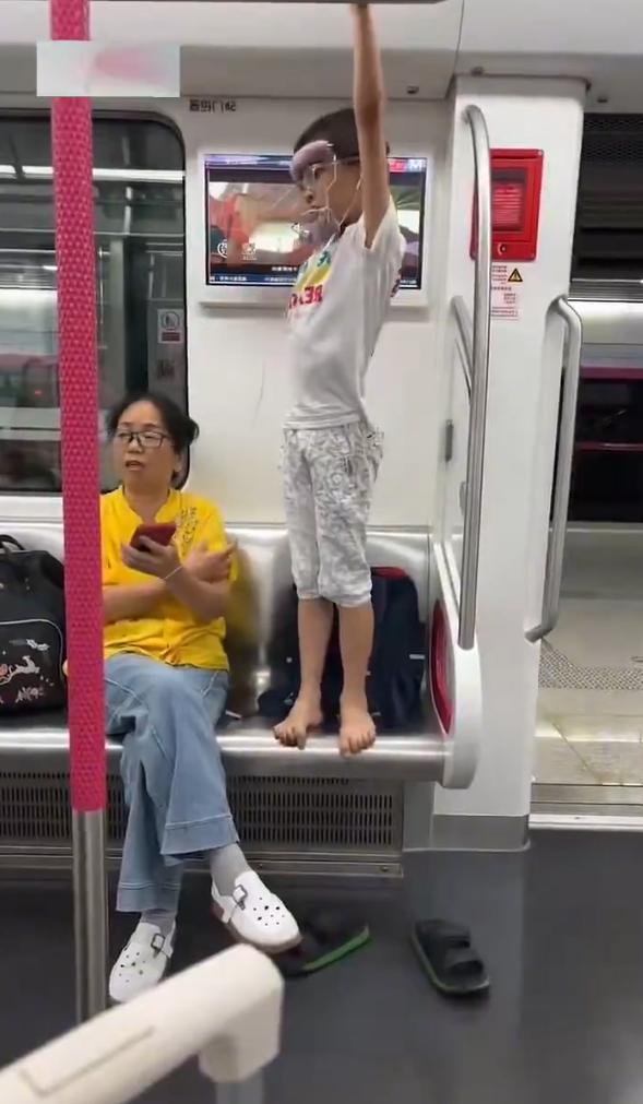地铁里的这一幕，看着真令人揪心。从小就没有点社会公德，在这种公共场所，还是在父母