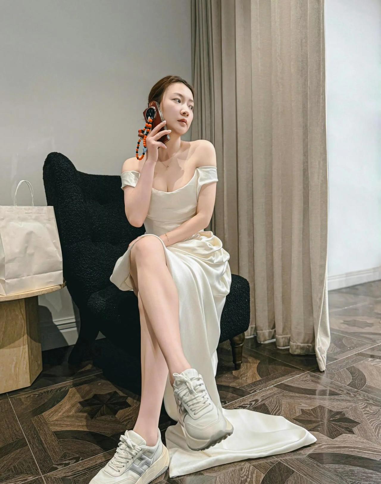 黄雅琼晚礼服穿搭，球迷直呼太美了！就是脚上穿得鞋子有点不搭，让人看了有点出戏。