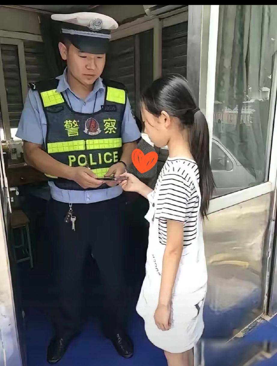 南京，一小学生捡到手机主动交到交警岗亭，失主取回手机时意外发现，这个拾金不昧的十