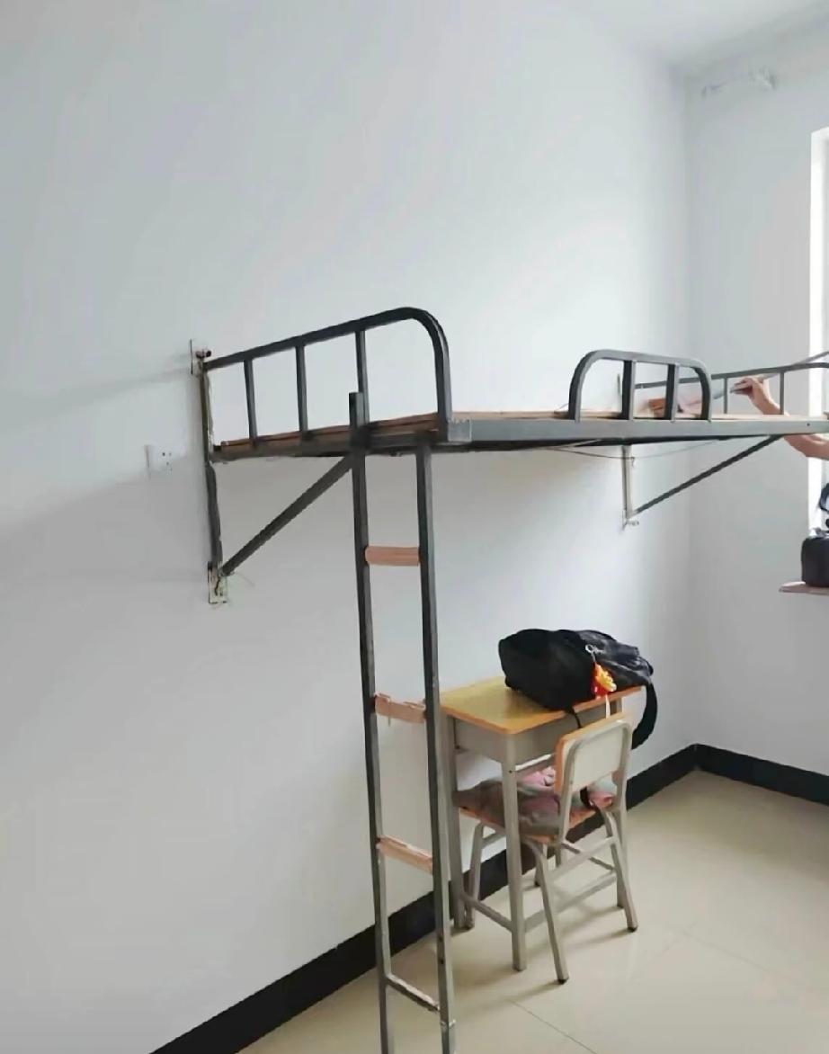 如果必须二选一，大家是愿意住图一的这种“上床下桌”还是图二的这种三层铺？有一