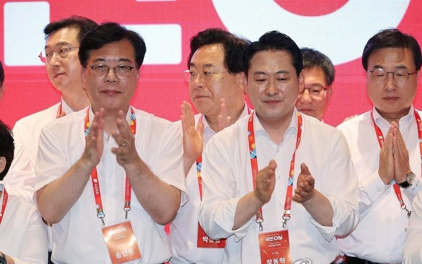 对于韩国议长禹元植和民主党议员提议穿韩服出席九月一日召开的定期国会仪式，国民力量