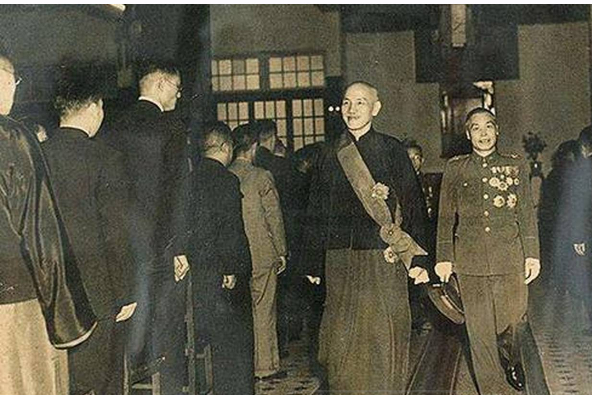 蒋介石这么一个长袍马褂穿到死的人，极其崇拜清朝曾国藩的人，为什么一而再，再而三地