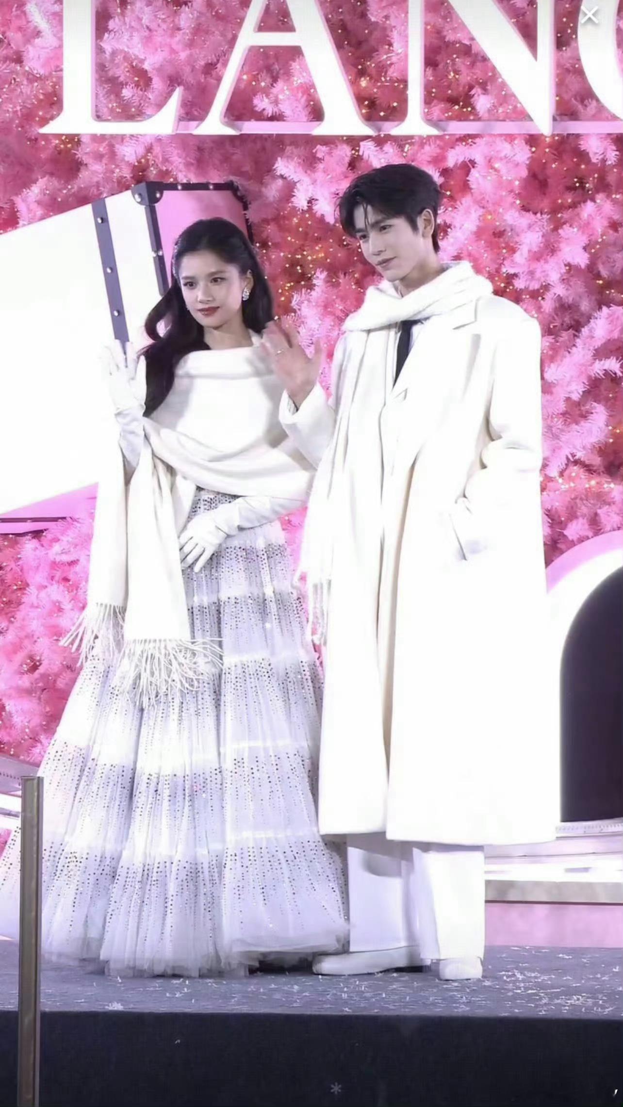 能把这两人凑一起同台的人绝对是个天才，这是内娱目前颜值最顶的cp了