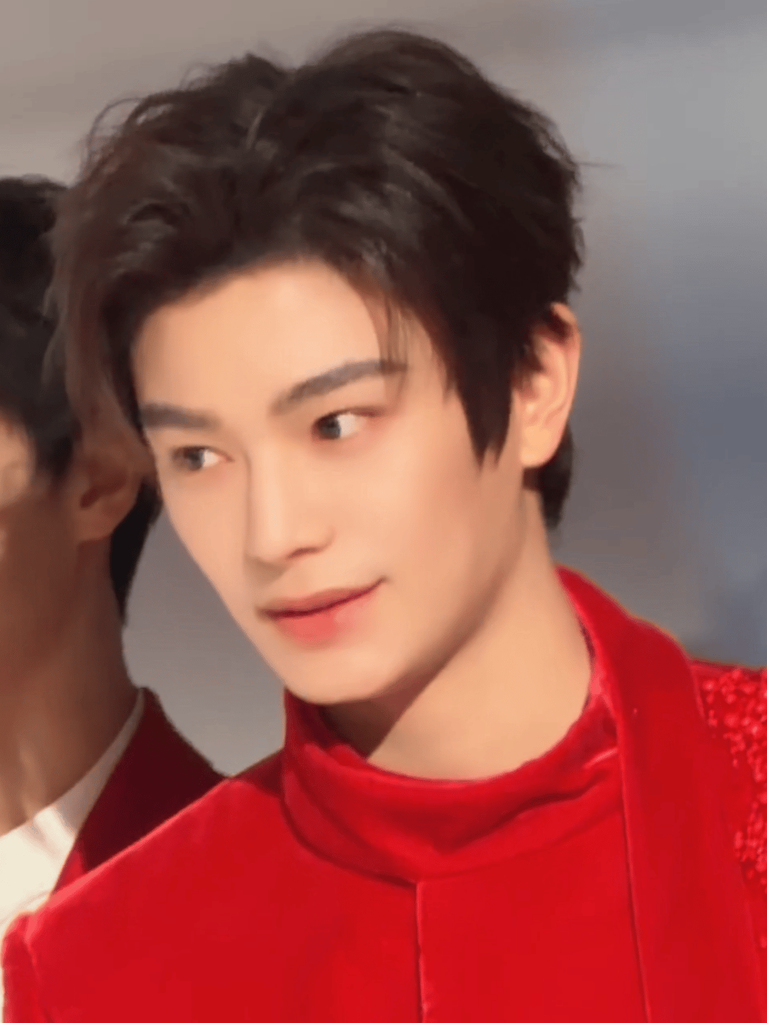 谁能不偏爱二登春晚、口碑出圈的丁禹兮呢，特别是最近看了他主演的《天才游戏》，就更