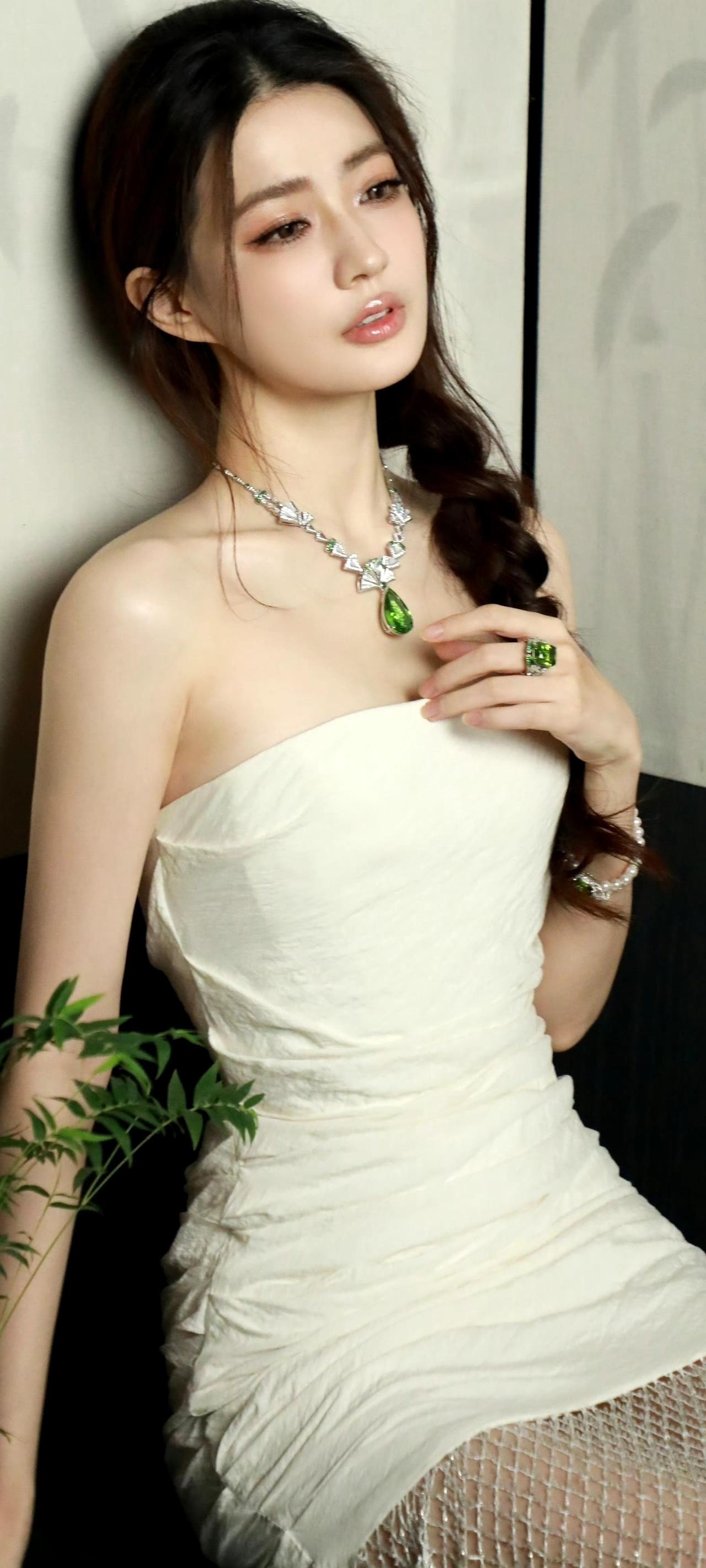 徐璐，优雅白裙，绿宝石项链，气质满分！💎✨徐璐明星时尚气质女明星好身材性