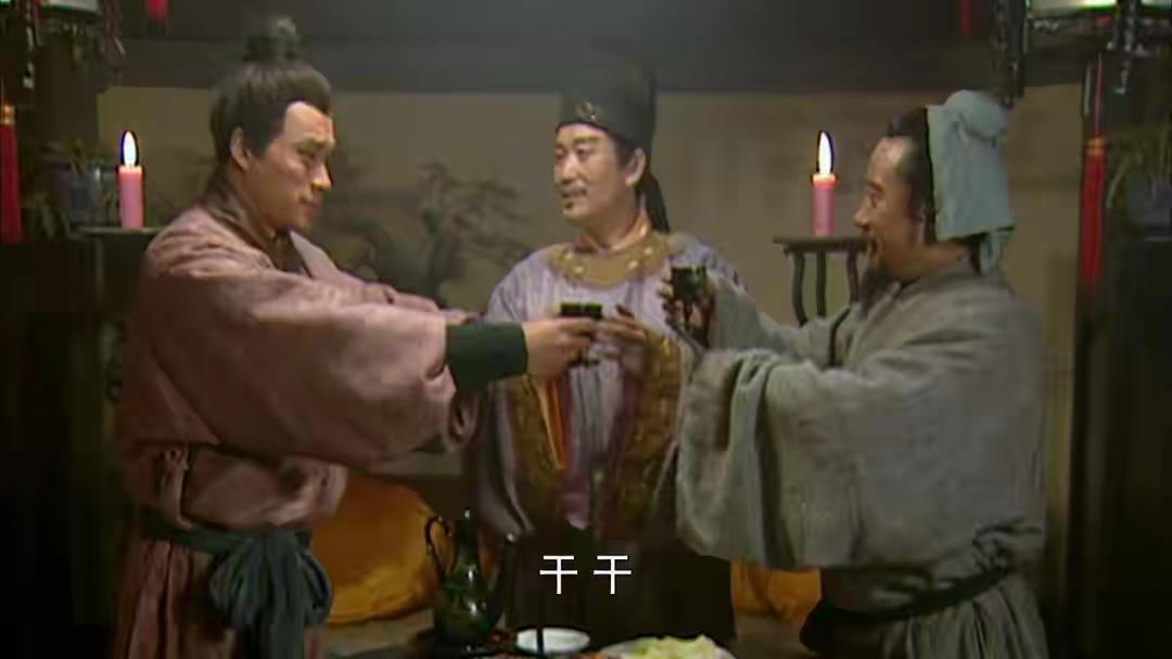 《水浒传》里，柴大官人首次在庄园接待林冲等人：“只见数个庄客托出一盘肉，一盘饼，