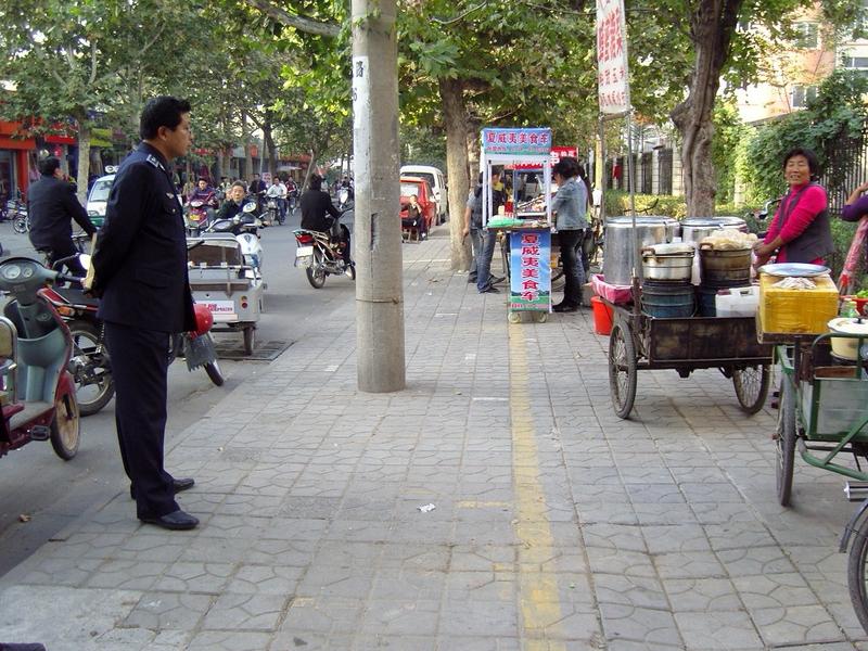 天津路边摊“奇葩买卖”引热议：男子“打包”大蒜咸菜，摊主怒了！法律角度解读：你还