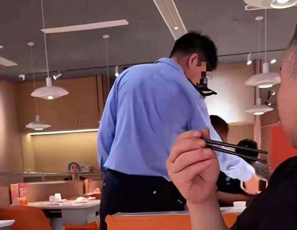 山东青岛，男子和女友正在餐厅吃饭，突然被3个民警在众目睽睽下戴铐带走了，男子懵了