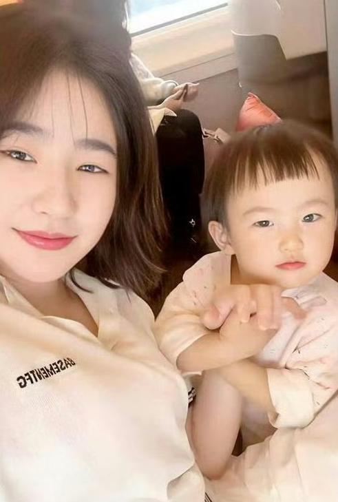 王思聪女儿，冲上热搜！3月19日深夜，王思聪的女儿闪闪，连夜冲上了热搜，原因是