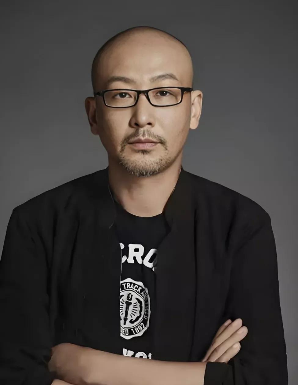 管虎想了一晚上也不明白，单日票房输给《南京照相馆》不丢人，可为什么《东极岛》