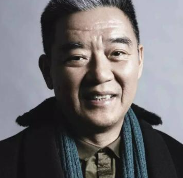 1990年，李立群从台湾回到大陆，找到了同父异母的大哥，大哥家徒四壁，他立即拿出