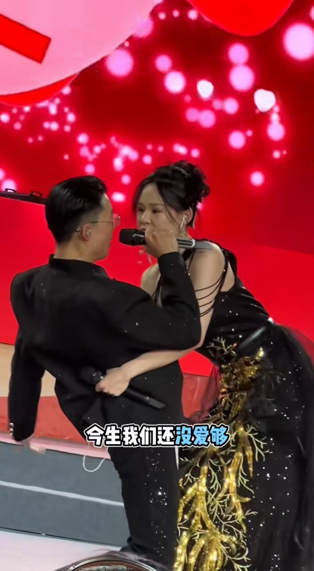 大网红郭有才和老婆苏畅直播现场，两人卖力的边唱边跳，夫妻组合也挺有看点！