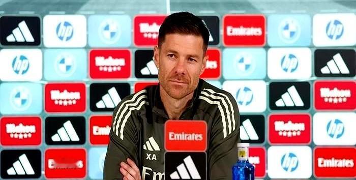 皇马更衣室的空调，怕是坏了。不是天热。是气氛降到冰点。阿隆索现在走进更衣室