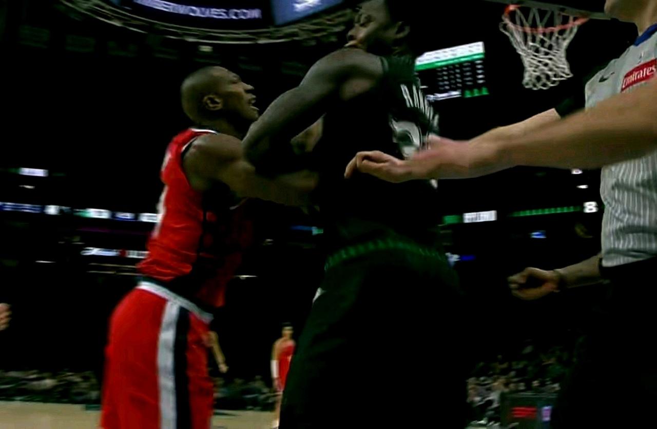 邓恩和兰德尔干起来了！邓恩确实有点得理不饶人了，真的不知道邓恩脾气居然这么大？在