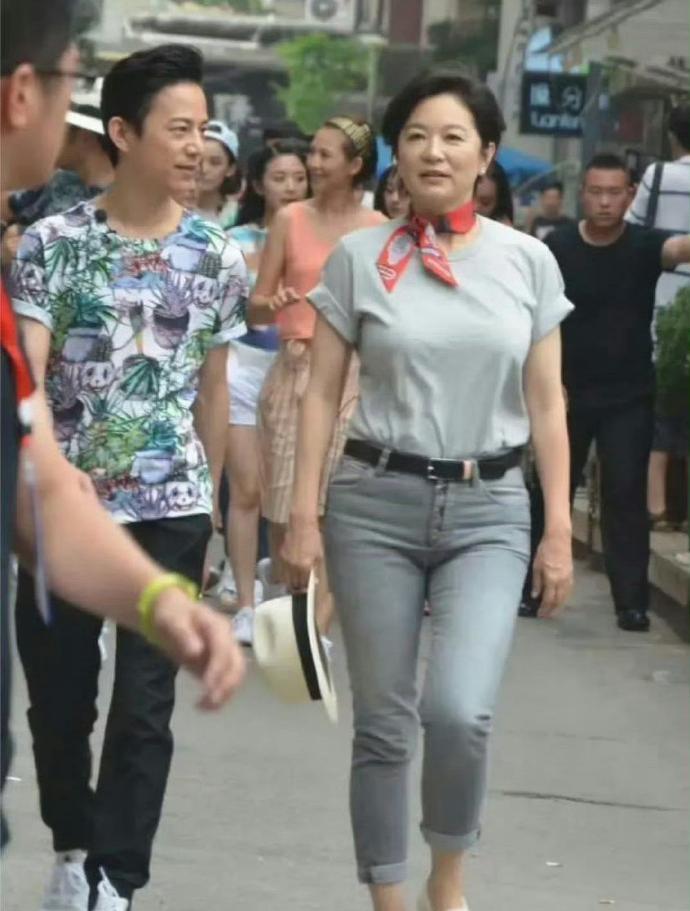 50岁的何炅和70岁的林青霞并肩而行，感觉像姐弟一样。​​​