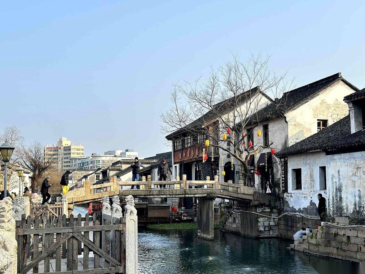 我那58岁的堂哥，离了三年，终于被劝去相了一次亲。饭桌上，气氛本来挺好。对面5