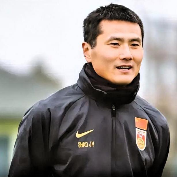 -战术风格转变：邵佳一有留洋经历，接触过欧洲先进足球理念。在执教青岛西海岸时，