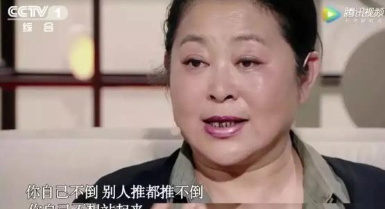 1999年，倪萍晚上跑到冯小刚家中，突然跪在地上，痛哭流涕，对冯小刚说：“哥，我