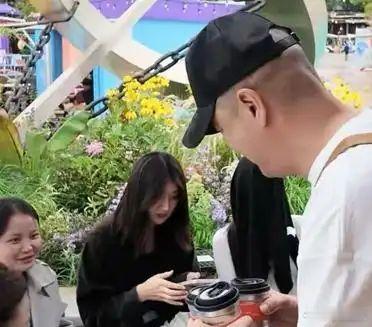 李亚鹏咖啡店开业，俩女儿和侄女现身支持，李嫣低调出镜气质超好