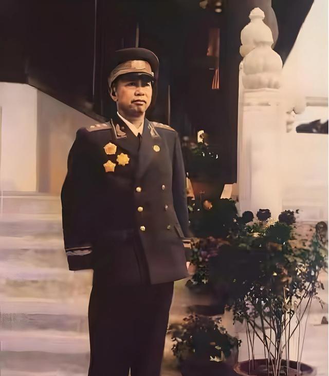 这是1964年，刘亚楼上将和女儿刘煜鸿，一起来到福建漳州前线，一起查看被我军击落