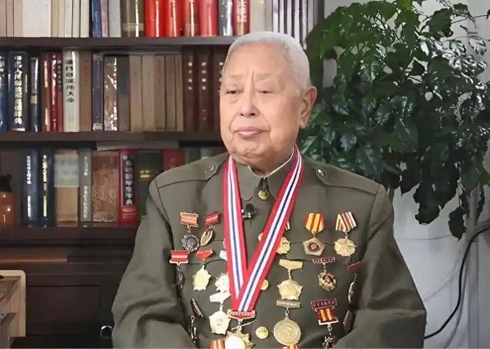 写出《半夜鸡叫》的高玉宝，晚年竟被“周扒皮”的后人戳着脊梁骨骂。一个革命英雄，一