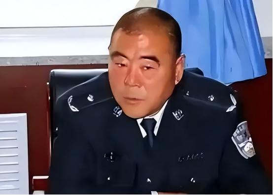 2014年12月，呼格吉勒图案刚翻案两天，冯志明就在会议室被带走。他当时还吼着问