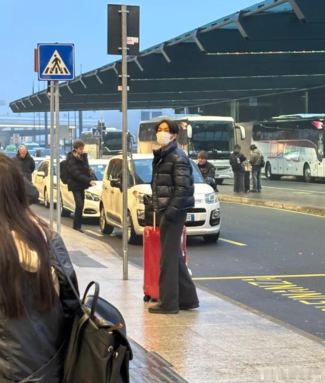 钟汉良带妻子现身米兰，51岁身形很有少年感，老婆出镜与他超般配！