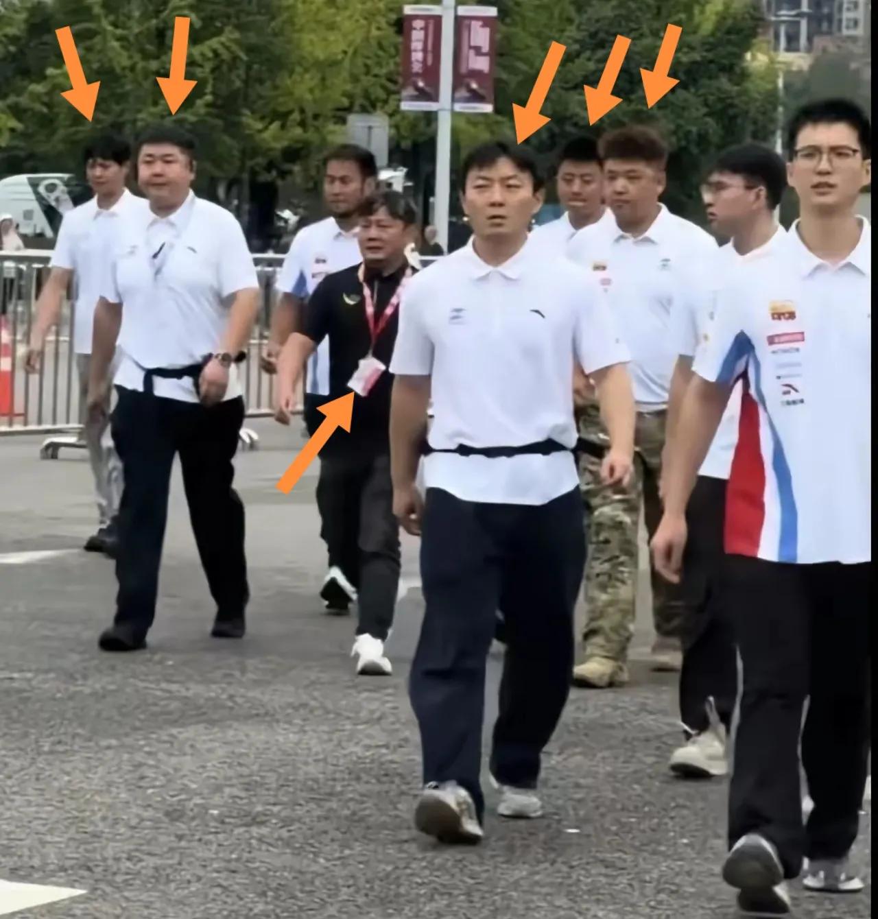 张雪身边五个特殊随行人员，安全感满满。
