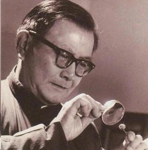 1954年，一批犹太商人想把原子弹的浓缩铀卖给我国。 周总理立即找来一位科