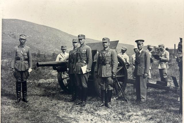 抗战中农业国军队可以说是一次性的，因为不会传帮带不爱学习。淞沪战役中精锐打完了，