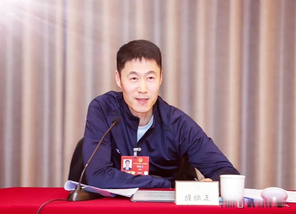 接替国乒主席王励勤，央视采访说的4句话，句句踏实！[玫瑰]1.说“我非常