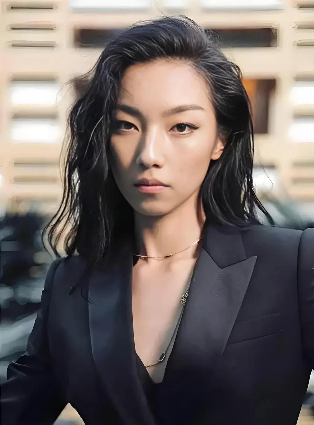 那尔那茜的哥哥科钦夫真会夸他的妹妹！“上戏本科毕业，留欧硕士，回国即被母校抢来教