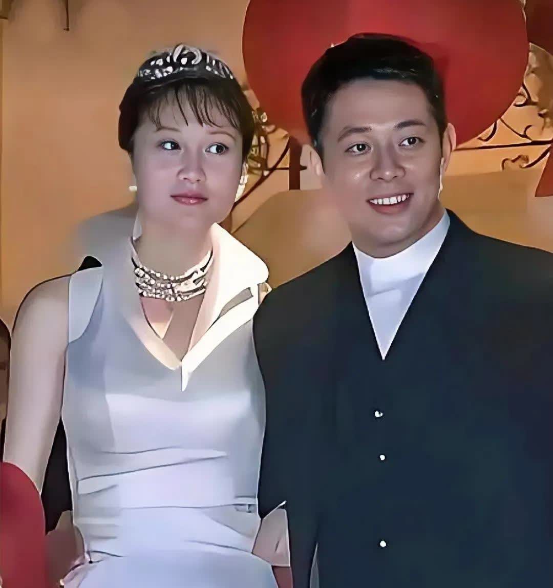 38岁利智与36岁李连杰结婚时的照片