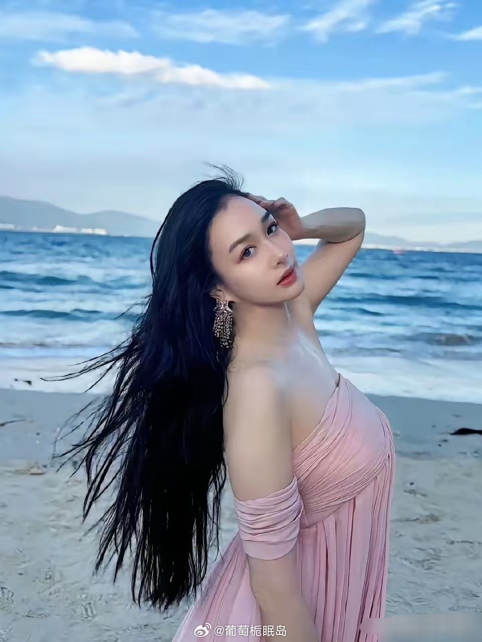 钟丽缇都54岁了还这么有韵味，女儿完美继承高颜值，这对母女同框谁看了不羡慕！