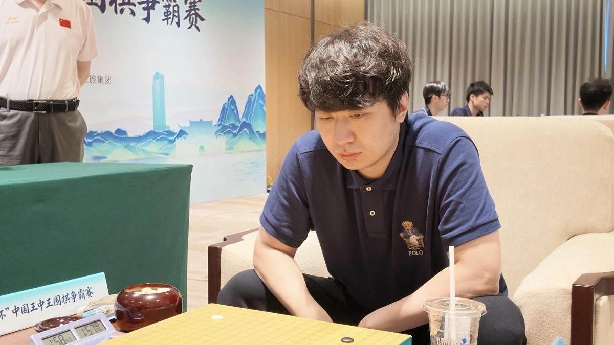 40万元从党毅飞指缝溜走。刚刚，在围棋的王中王决赛，党毅飞以胜率超90%、一个