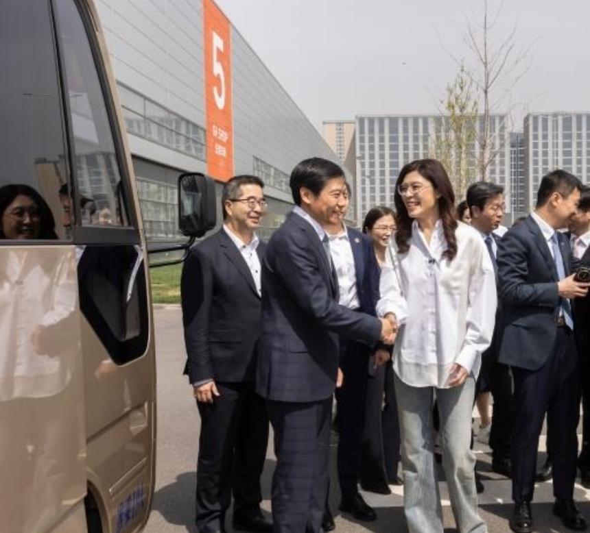 高清镜头下的郑丽文，穿衬衫与牛仔裤同框雷总，参观小米还收到了两个礼物，一个是手机