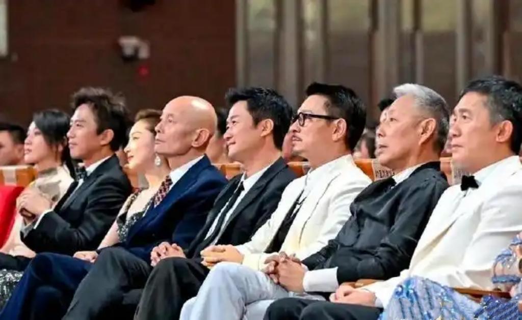这张8人侧颜照，我一眼就认出了气色盈和的吴京，龙眉凤目的邓超，也认出了清爽干练的