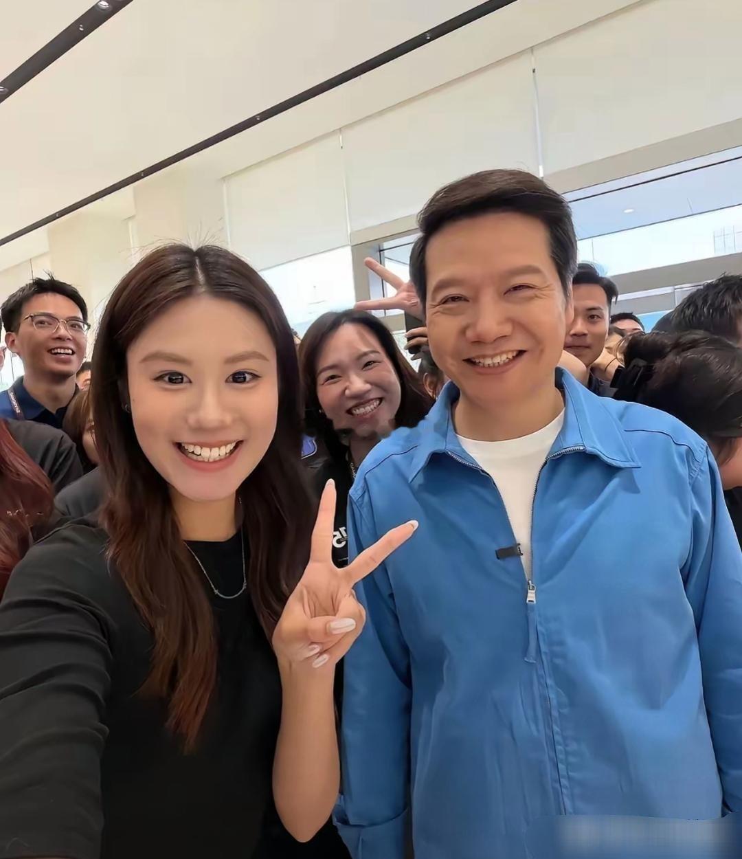 雷军旁边的女生可真漂亮，很有气质​​​