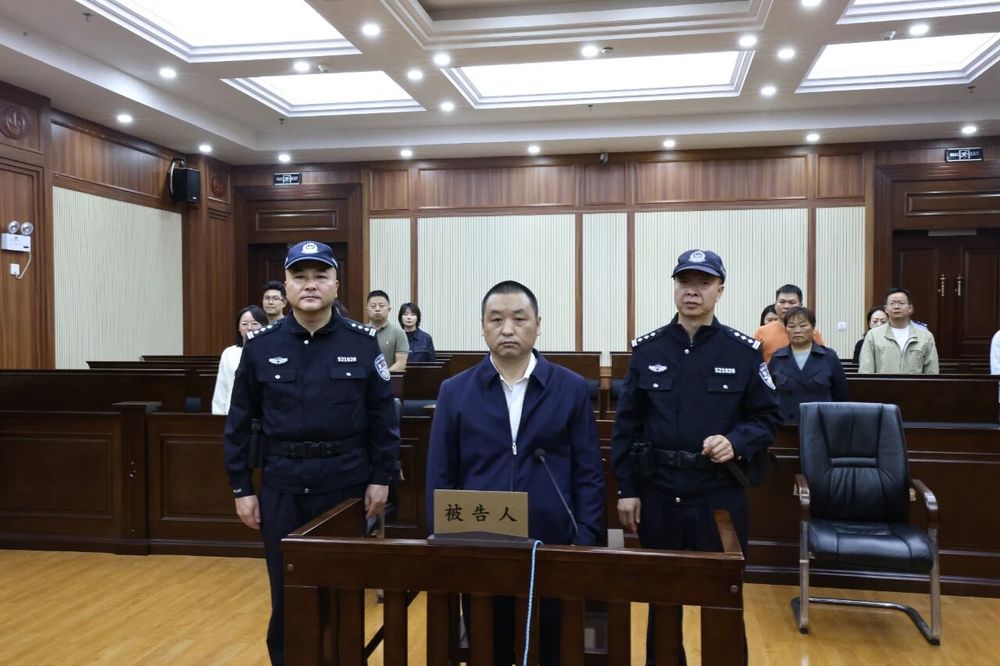 县委原书记管庆良, 受贿2980万余元, 一审被判十一年三个月