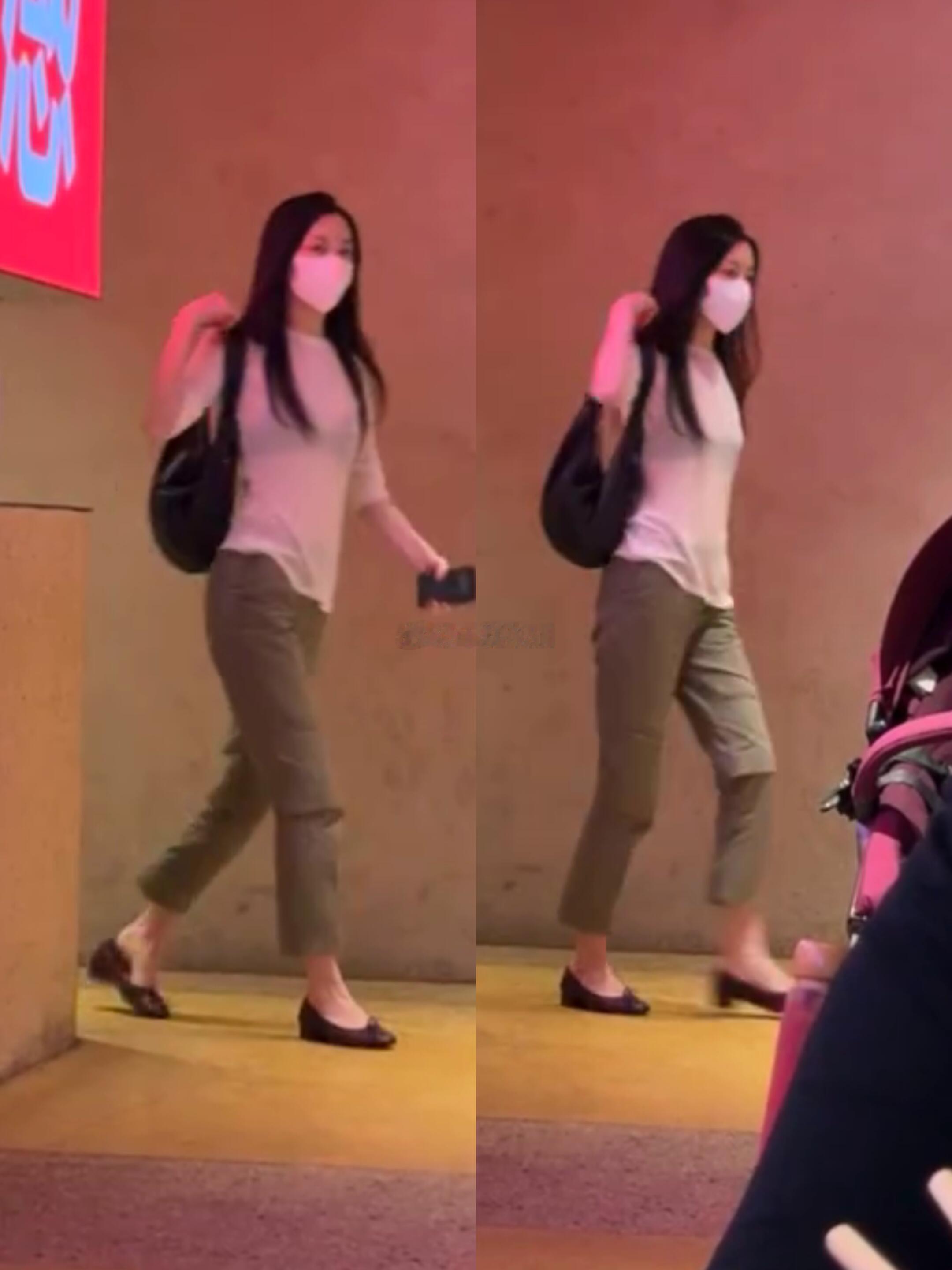 李嫣和王菲都是身材修长气质清冷，李嫣的穿衣风格和年轻时的王菲也很像​​​