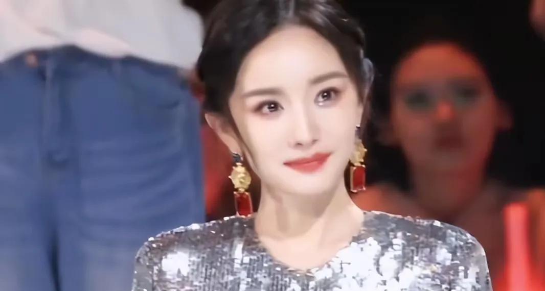 我永远记得杨幂生完孩子，出现在金鹰节上，她眼睛里闪闪发光。她本来是打算完成