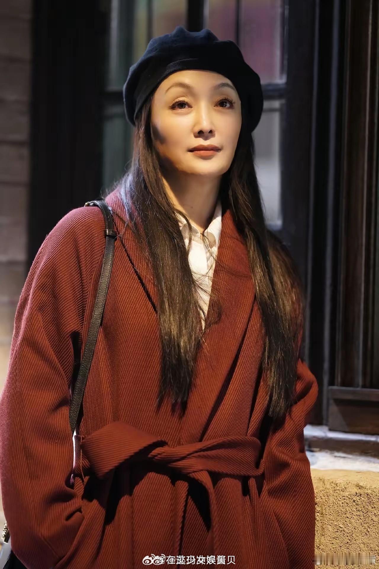 她比陈冲聪明，同样是嫁给美国医生，她却不改国籍，在纽约生娃、带娃很多年，如今孩子