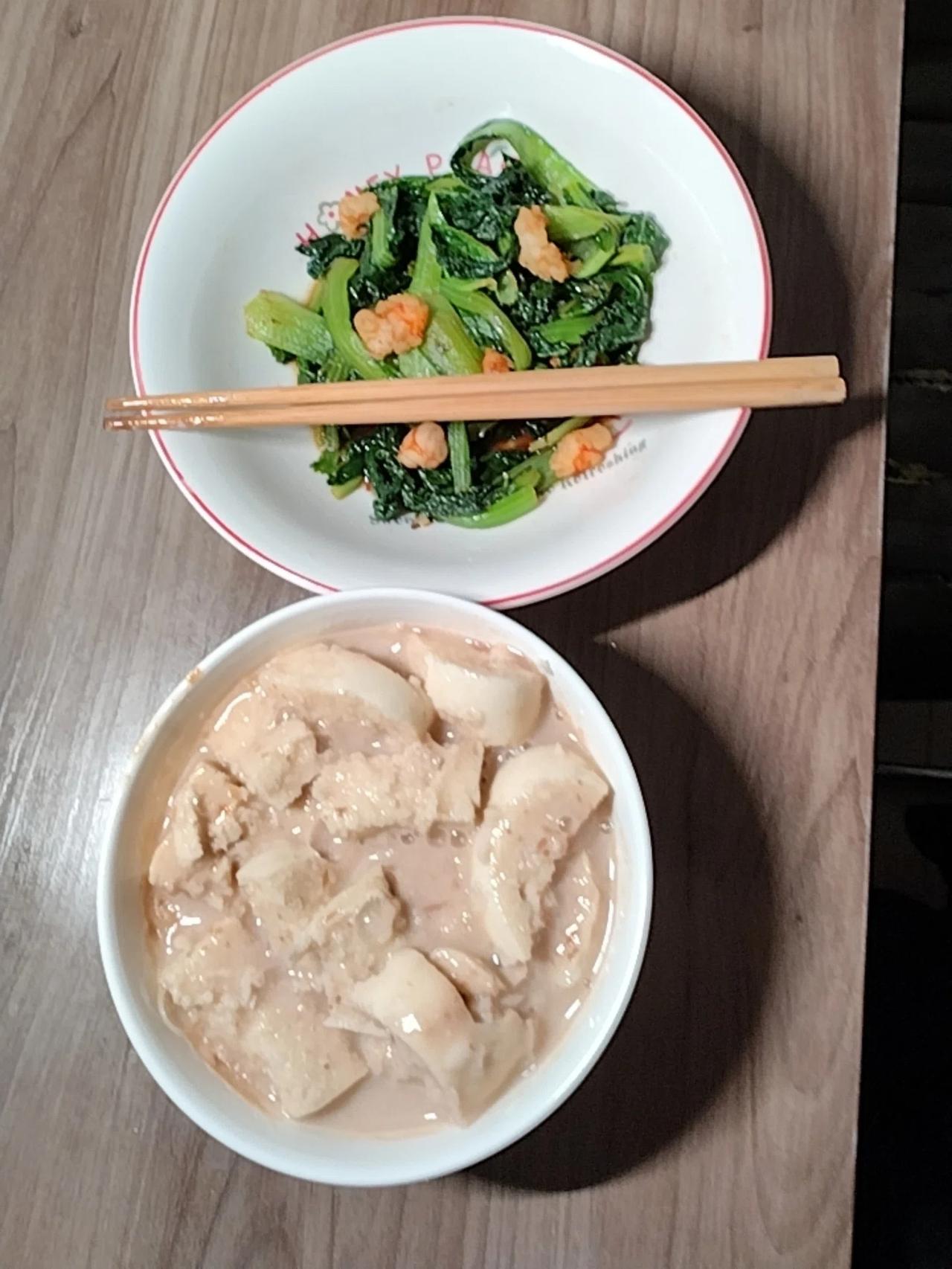 人到晚年，什么都想着简单，这不，简简单单又一餐。昨天孩子们买的大虾，个头挺