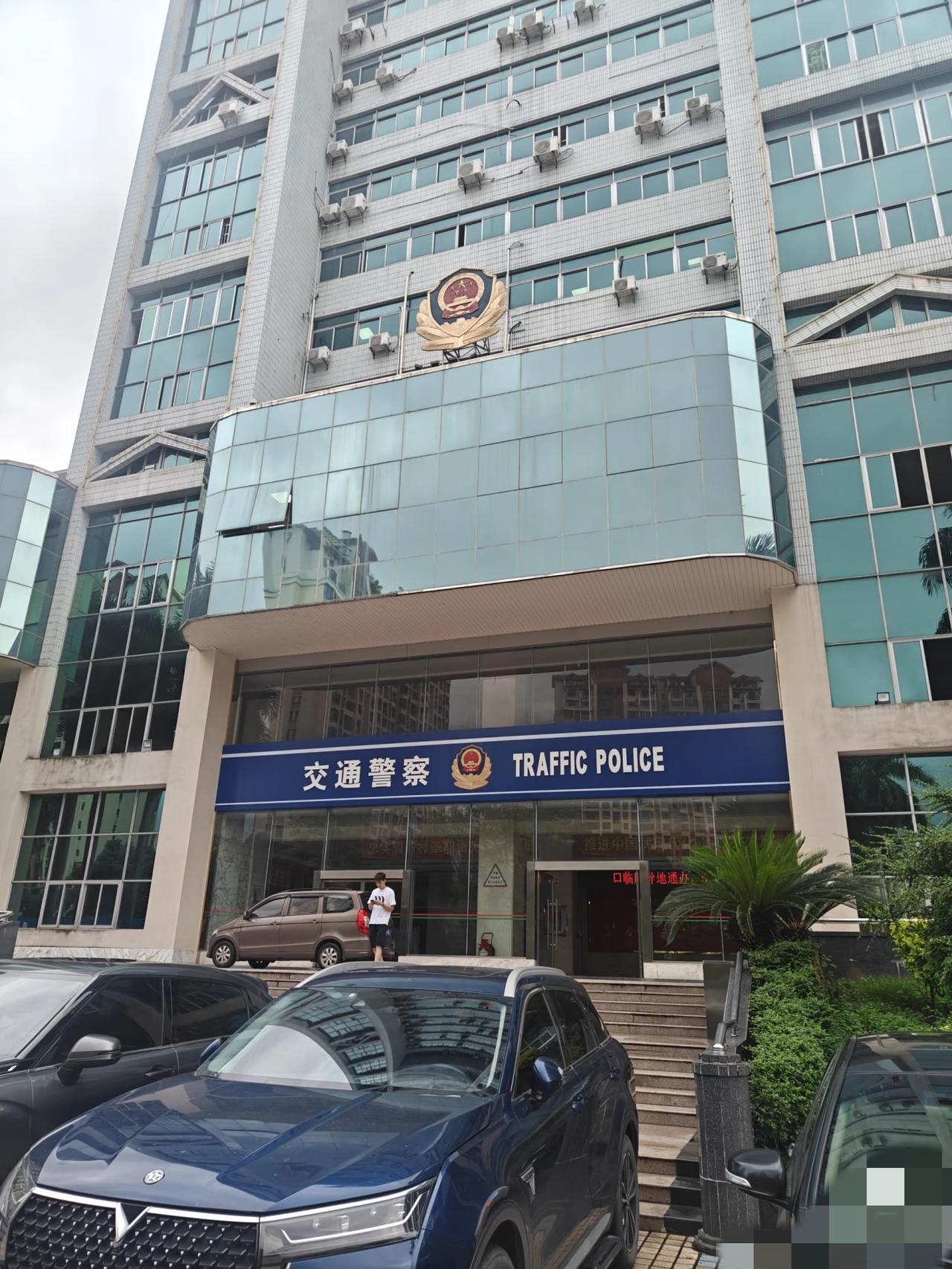 被交警连打19个电话催违章，我直接怼回去：我驾照三年没过，哪来的车！那段时