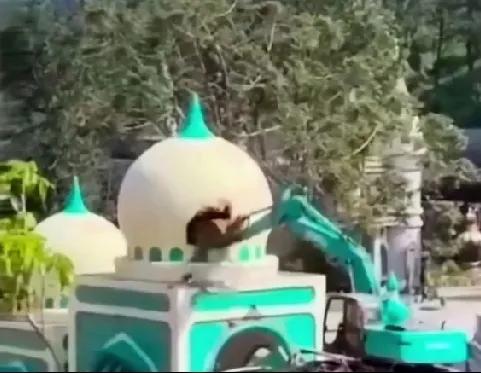 笑死，三哥威武！[赞][赞][赞]阿三哥一顿操作猛如虎，这个清真寺就土崩瓦解了