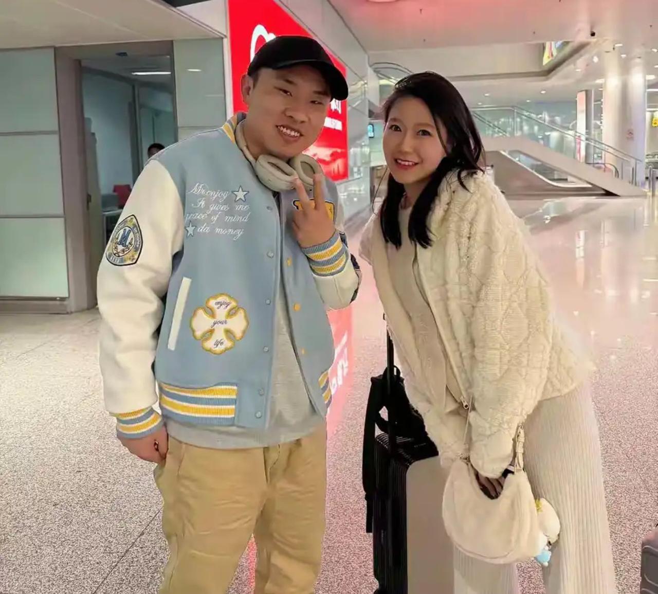 根据中国传统面相，这两人互补极佳。男方脸圆额宽、笑纹深、口大齿齐，属“福相”